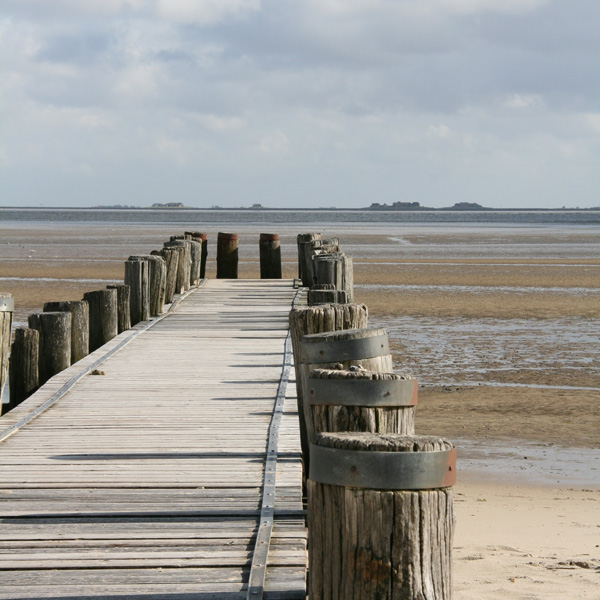 Brücke am Strand