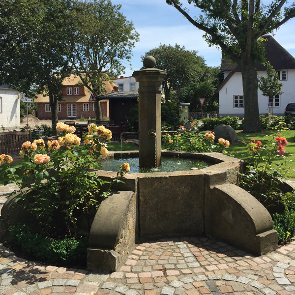 Brunnen am Marktplatz von Oevenum
